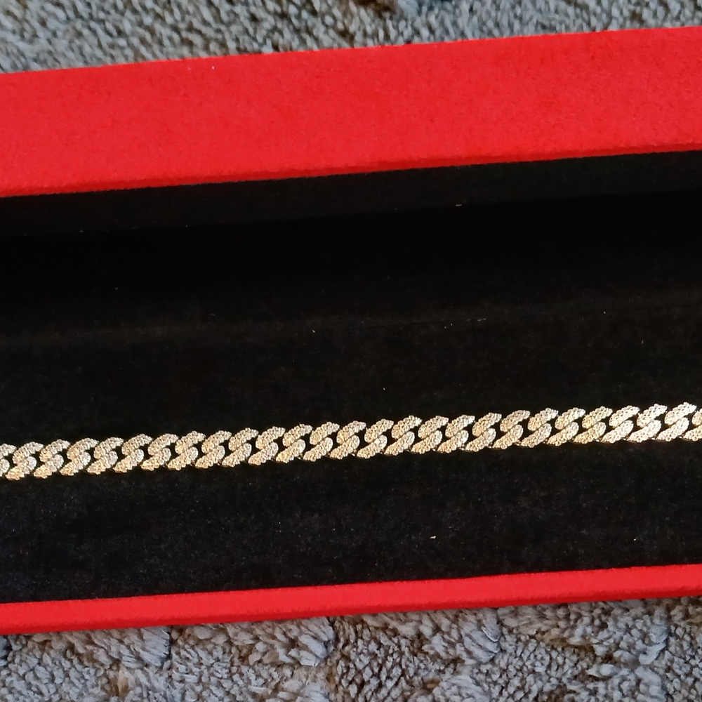 Elegant Gold Chain Bracelet